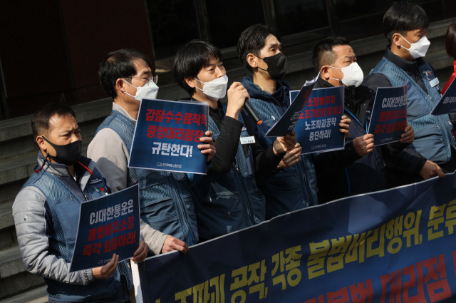 11일 오전 서울 중구 CJ대한통운 본사 앞에서 민주노총 서비스연맹 전국택배노동조합이 기자회견을 열고 대리점주와 관련한 노동 분쟁 사례를 말하고 있다. /연합뉴스