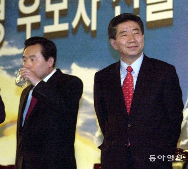 2002년 3월 춘천 호반체육관에서 열린 민주당 강원지역 투표 도중 노무현 후보가 느긋해 보이는 반면 이인제 후보는 물을 마시고 있다. 동아일보 서영수 기자 kuki@donga.com