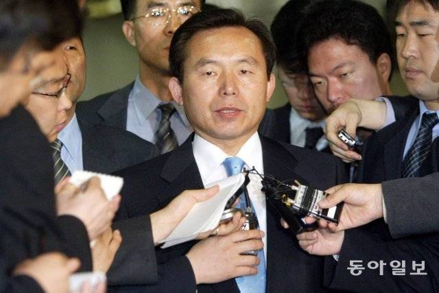 이인제 의원이 2004년 5월 검찰의 소환 조사에 출두하면서 정치 탄압이라고 주장하고 있다. 동아일보 박영대 기자 sannae@donga.com