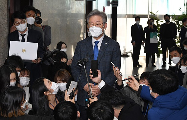 이재명 경기도지사가 9일 서울 여의도 국회에서 비공개로 열린 당무위원회를 마치고 나오며 취재진 질문에 답변하고 있다.  [이승환기자]