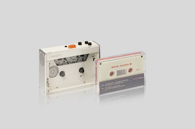 KT 카세트 플레이어 ‘KASSETTE' 및 ‘리와인드 : 블라썸’ 앨범 /사진=KT