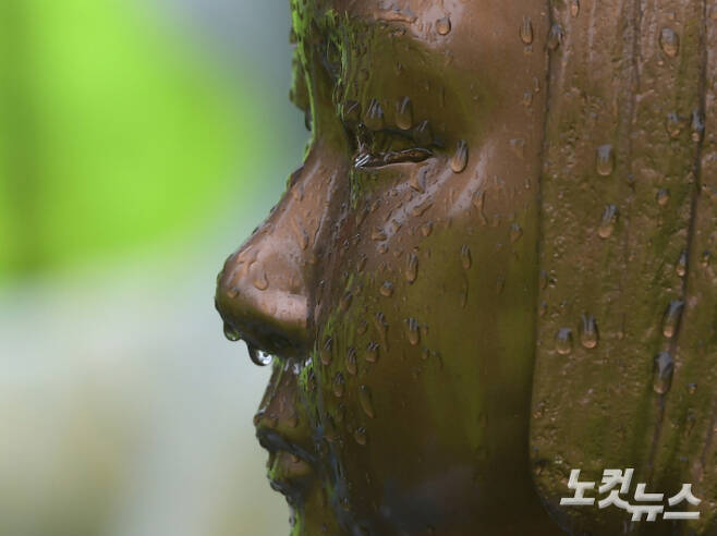 서울 종로구 옛 주한 일본대사관 앞 평화의 소녀상의 모습. 이한형 기자