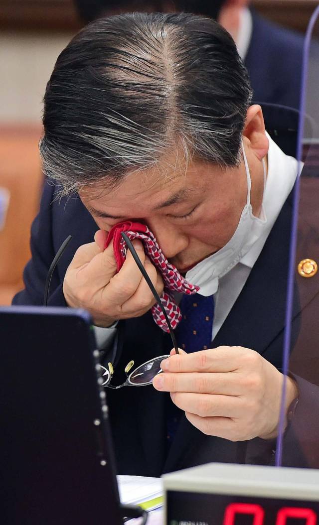 변창흠 국토교통부 장관이 12일 국회에서 열린 국토교통위원회 전체 회의에서 눈 주위를 닦고 있다. /권욱기자