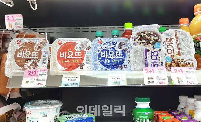 편의점 CU 냉장 매대에 ‘비요뜨’와 ‘요거톡’이 나란히 놓여 같은 가격과 판촉 행사로 경쟁을 하고 있다.(사진=김범준 기자)