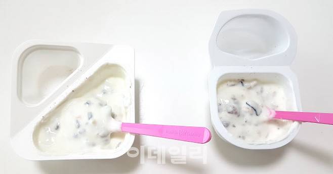 서울우유 ‘비요뜨’(왼쪽)와 풀무원다논 ‘요거톡’(오른쪽)을 각각 개봉해 토핑용 플레이크를 요구르트에 버무린 모습. 요거톡이 조금 더 빽빽하다.(사진=김범준 기자)