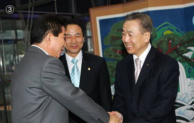 ① 1990년 김영삼 총재가 이끌던 통일민주당이 당헌을 고쳐 3당 합당을 최종 추인하자, 서울 마포 당사 밖에서 눈물을 훔치는 장면. ② 1998년 행정자치부 장관 시절, 청와대에서 김대중 대통령에게 업무 보고를 하는 모습. ③ 2006년 대한올림픽위원장 시절, 서울 삼성동 코엑스에서 열린 국가올림픽위원회 총연합회(ANOC) 총회 개회식에서 노무현 대통령을 맞이하는 모습. / 조선일보DB·김정길 전 장관 제공