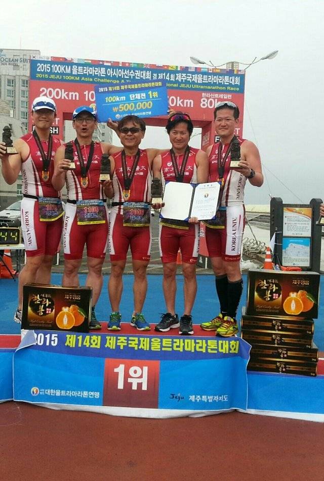 ‘고려 의대 달리는 의사들’이 2015년 제주국제울트라마라톤 100km 단체전에서 우승한 뒤 시상대에서 포즈를 취했다. 왼쪽부터 양재혁 조재현 김학윤 남현우 남혁우 원장. 김학윤 원장 제공.
