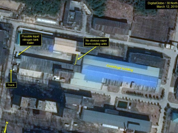 미국의 북한전문매체 38노스가 공개한 상업위성 디지털글로브가 3월 12일에 포착한 영변 핵시설 일대의 모습. 왼쪽 윗부분에 있는 우라늄 농축 공장 옆에 액화질소 운반용으로 추정되는 트레일러가 보인다. 사진=38노스 홈페이지. 뉴시스