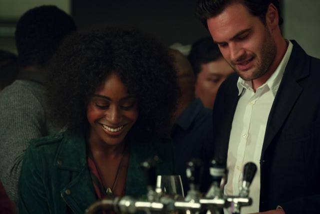 루이는 술집에서 우연히 만난 남자에게 빠져든다. 다음날 출근 후 남자가 새 상사라는 사실을 알고 놀란다. 넷플릭스 제공