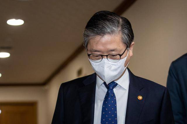 변창흠 국토교통부 장관이 12일 서울 종로구 정부서울청사에서 열린 홍남기 경제부총리 주재 제16차 부동산시장 점검 관계장관회의에 참석하고 있다. 뉴스1