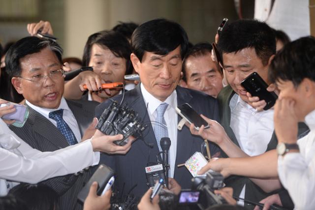 2014년 9월 11일 대선·정치개입 혐의로 기소된 원세훈 전 국가정보원장이 서울 서초구 서울중앙지법에서 열린 1심 선고를 마친 후 기자들의 질문을 받고 있다. 배우한 기자