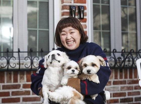 코미디언 이수지씨가 반려견 설기·뿌꾸·두치(왼쪽부터)를 안고 있다. 김경록 기자