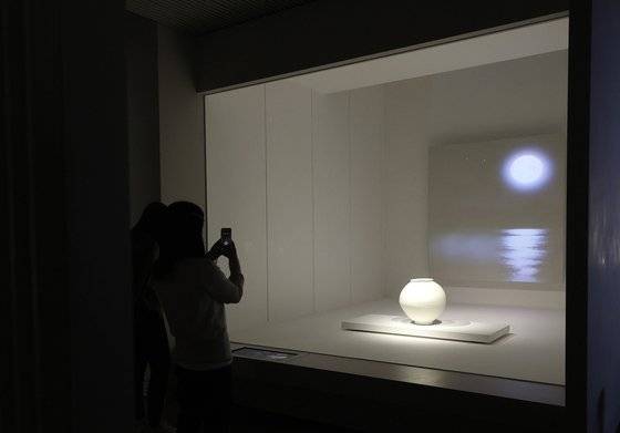 서울 용산구 국립중앙박물관에 분청사기실과 백자실을 통합해 새롭게 조성한 '분청사기·백자실에 보물 제1437호 '백자 달항아리' 가 별도로 전시돼 있다. [연합뉴스]