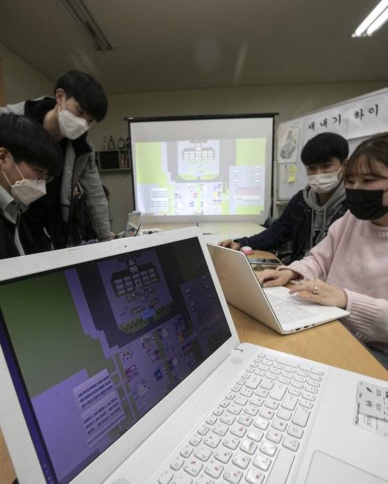 지난 11일 오후 서울 서대문구 연세대학교에서 동아리연합회 학생들이 가상공간을 활용한 동아리 신입생 모집을 하고 있다. 뉴스1