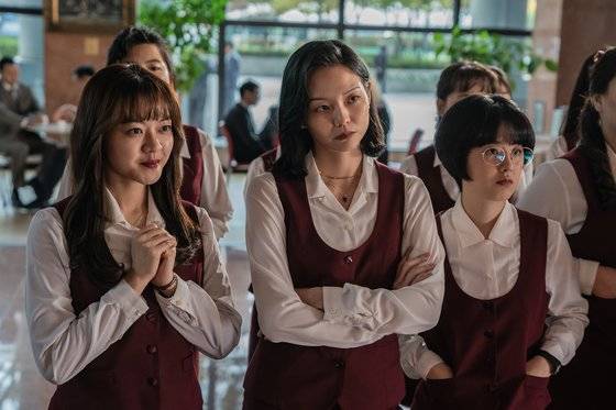 지난해 개봉한 영화 '삼진그룹 영어토익반'. 1995년을 배경으로 한 이 영화는 페놀 불법 방류를 소재로 했으나 1991년 페놀 오염사고와는 내용이 크게 다르다. [사진 롯데엔터테인먼트]