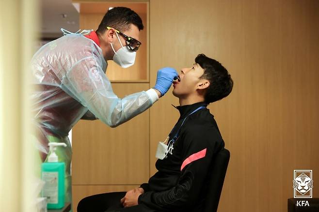 지난해 11월12일(현지시간) 오스트리아 비엔나 래디슨블루파크로열팰리스호텔에서 남자축구국가대표팀 손흥민이 신종 코로나바이러스 감염증(코로나19) PCR 검사를 하고 있다. /사진제공=대한축구협회