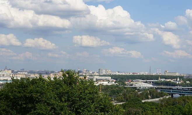 모스크바 전경. 시선 아래에는 모스크바가 수평선 너머까지 펼쳐져 있다.