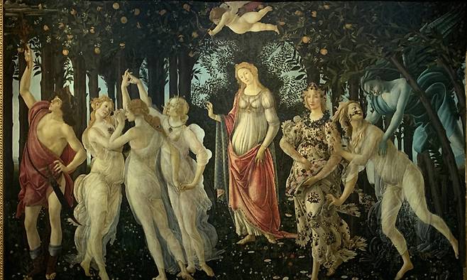 ‘봄’의 전시 전경. 피렌체 우피치미술관에서 볼 수 있다. ‘봄(Primavera)’(1480). 필자 제공