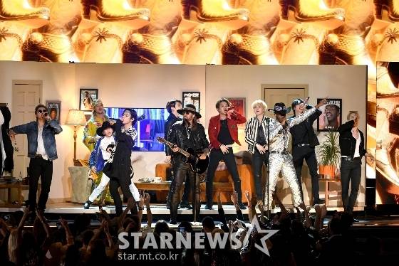 Billy Ray Cyrus, Lil Nas X, and BTS perform onstage during the 62nd Annual GRAMMY Awards /AFPBBNews=뉴스1=스타뉴스