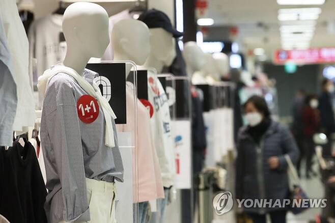 봄옷 쇼핑 포근한 날씨를 보인 3월 9일 서울의 한 대형마트에서 시민들이 봄옷을 둘러보고 있는 모습[연합뉴스 자료사진]