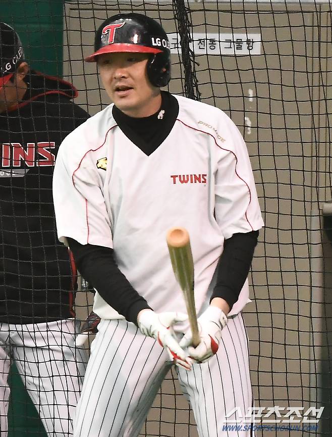 LG 트윈스 2021시즌 스프링캠프 훈련이 23일 이천LG챔피언스파크에서 진행됐다. LG 이형종이 훈련을 지켜보고 있다. 이천=박재만 기자 pjm@sportschosun.com/2021.02.23/