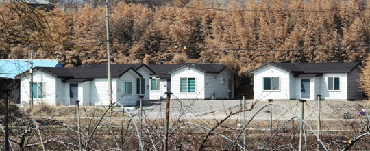 세종국가산업단지 예정 부지로 알려진 세종시 연서면 와촌리 일대에 사람이 거주하지 않는 조립식 주택이 촘촘히 들어서 의혹을 부풀리고 있다. <연합뉴스>