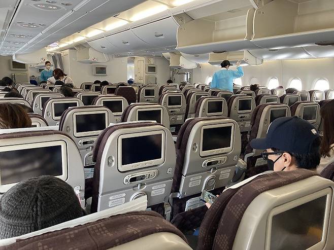 13일 대한항공 A380 KE9021편에 무착륙 국제관광비행 승객들이 탑승해있다. [사진= 신미진 기자]