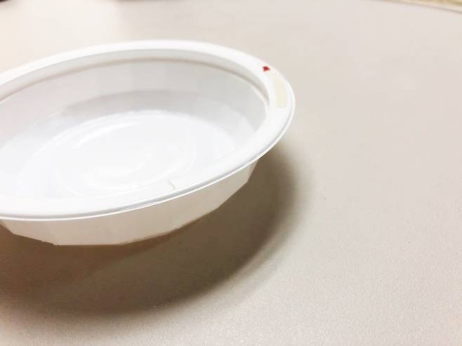 복합재질의 즉석밥 용기 또한 플라스틱류에 섞어 배출시 재활용이 쉽지 않다.