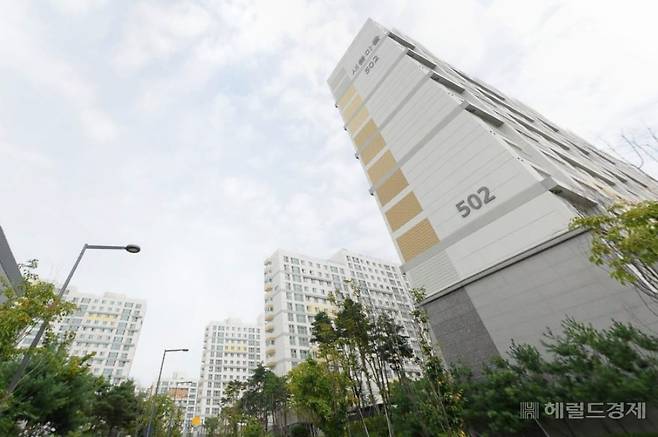 작년 한 해동안 집값, 땅값이 가장 크게 오른 곳은 두말할 필요없이 세종시다. 행정수도 이전까지 언급되면서 이같은 상승세를 보였다. 세종시 거주자라고 밝힌 한 국민은 청와대 청원게시판에 정부 차원의 조사단을 파견해 세종시에도 공무원 투기 사실이 있는지 전수조사해달라고 요구했다. 사진은 세종시 새롬마을 아파트단지 전경.[카카오맵 갈무리]