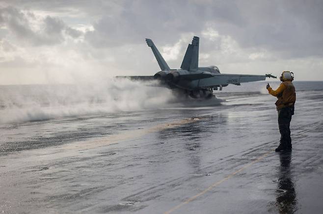 미 해군 F-18 전투기가 핵항모 조지 워싱턴 비행갑판에서 이륙을 준비하고 있다. 미 해군 제공