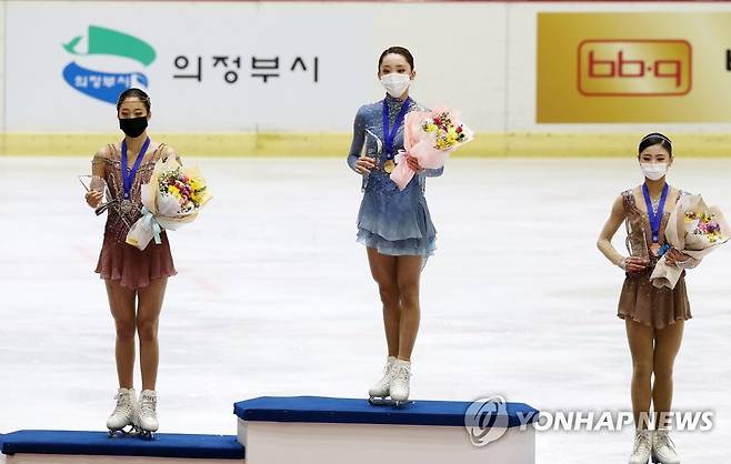 시상대에 오른 김예림 유영 윤아선 (의정부=연합뉴스) 김병만 기자 = 14일 의정부 실내빙상장에서 열린 KB금융 전국남녀 피겨스케이팅 회장배 랭킹 대회에서 우승한 김예림(가운데), 2위 유영(왼쪽), 3위 윤아선이 시상대에서 포즈를 취하고 있다.      2021.3.14 kimb01@yna.co.kr