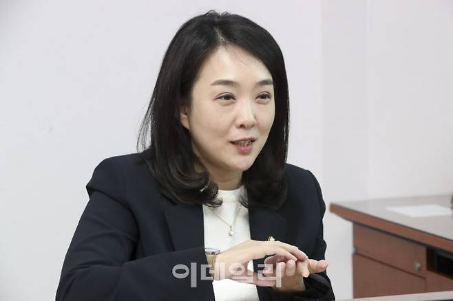 최혜영 더불어민주당 의원이 12일 오후 서울 영등포구 여의도동 국회의사당 의원회관에서 이데일리와 인터뷰를 하고 있다.(사진=이영훈 기자)