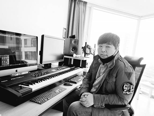 용산에 위치한 자신의 스튜디오에서 작업 중인 강화성. [사진=조성진]