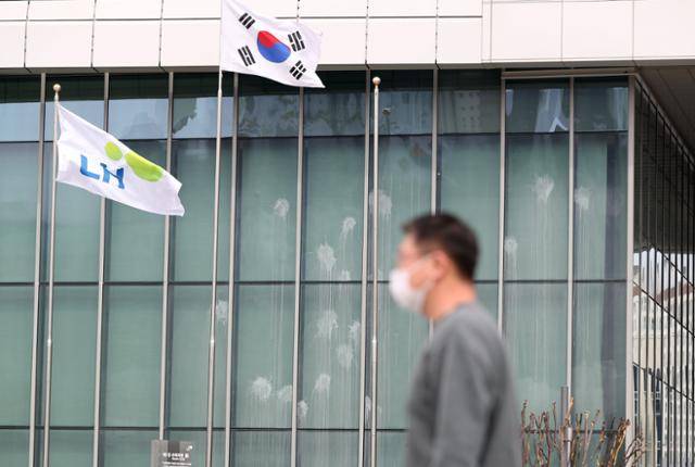 정부가 한국토지주택공사(LH) 직원의 3기 신도시 땅 투기 의혹과 관련한 1차 조사 결과를 발표한 지난 11일 오후 경남 진주시 LH 본사에 사회단체가 던진 계란 자국이 남아있다. 연합뉴스