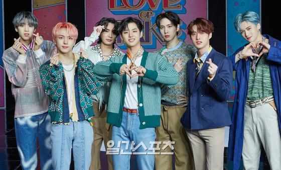 Group Pentagon has a photo time by attending the mini 11th album LOVE or TAKE showcase which was broadcast online on the afternoon of the 15th.Pentagons mini 11th album LOVE or TAKE sang Pentagons cool and confident love style with seven tracks under the main theme of Do you fall in love or Will you win love?