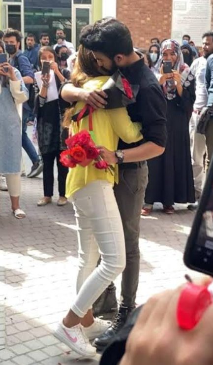 지난 12일 파키스탄 라호르대 캠퍼스 내에서 커플 한 쌍이 결혼약속을 하며 포옹했다는 이유로 퇴학처분을 받았다. [트위터]