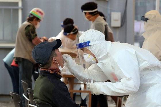 최근 사우나발 코로나19 집단감염이 이어지는 가운데 15일 부산시 동래구 온천2 재개발지역에서 코로나19 검사가 진행되고 있다. 송봉근 기자