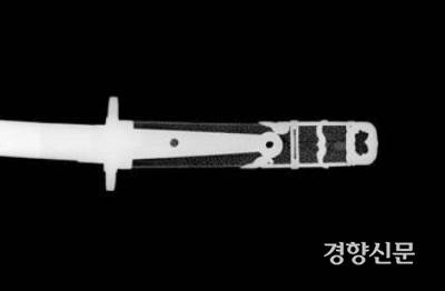 X-레이로 펴본 환도, 사어피, 즉 상어의 껍질로 감쌌음을 확인할 수 있다.|국립고궁박물관 제공