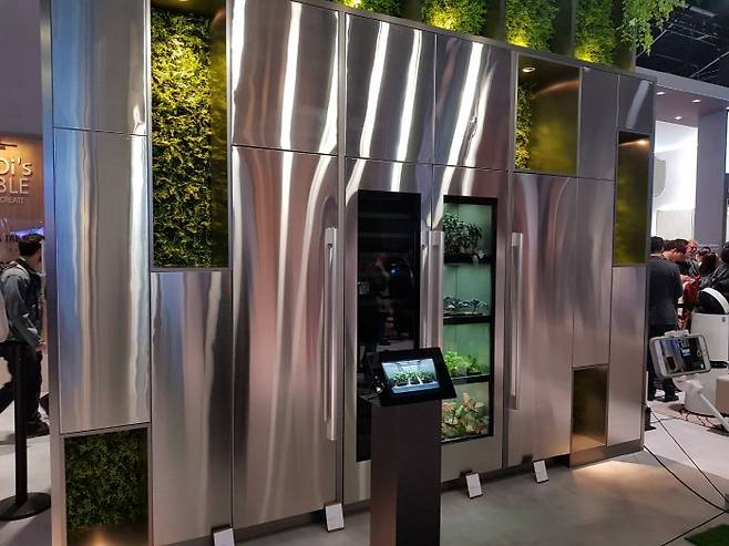 LG전자가 지난해 1월 라스베이거스에서 열린 CES 2020에서 처음 공개한 식물재배기. [사진 = 김승한 기자]