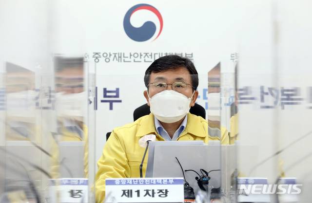 [세종=뉴시스]강종민 기자 = 권덕철 중앙재난안전대책본부 1차장(보건복지부 장관)이 15일 오전 정부세종청사에서 열린 코로나19 대응 중대본 회의에서 모두발언을 하고 있다. 2021.03.15. ppkjm@newsis.com