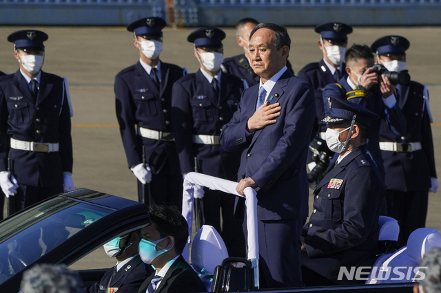 [사이타마=AP/뉴시스] 스가 요시히데 일본 총리가 지난해 11월 28일 사이타마현 항공 자위대 이루마 기지를 방문해 항공사열식에 참석했다. 2021.03.15.