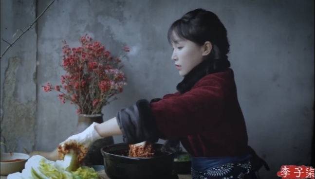 중국의 유명 유튜버가 김장하는 동영상을 올리고는 '중국 음식'으로 소개해 논란이 되고 있다. 사진은 유튜버 리쯔치(李子柒) 동영상 갈무리