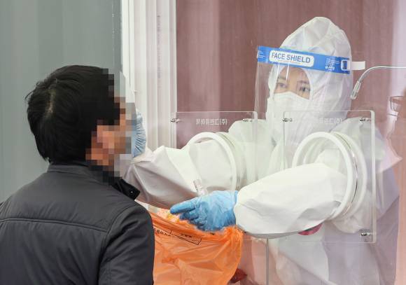 선별진료소의 코로나19 검사 모습. &copy;연합뉴스