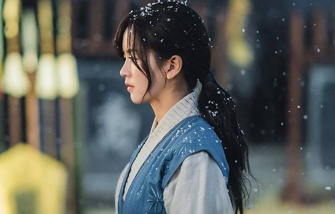 On the 15th, Kim So Hyun posted a picture on his instagram with the phrase Today is Pyeong-gang.In the photo, Kim So-hyun is staring somewhere outside the snow, and the quiet atmosphere and Kim So-hyuns weighty atmosphere are outstanding.Actor Hadabin, who saw the post, commented on the phrase White and attracted peoples attention.On the other hand, The River with the Moon contains the princess Pyeong-gang, which was the whole of life of Goguryeo, and the general Ondal, which made love history,