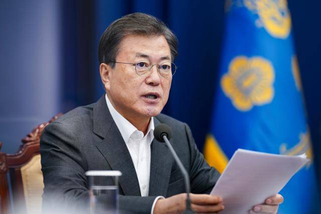 문재인 대통령이 15일 청와대에서 열린 수석·보좌관회의에서 발언을 하고 있다. 연합뉴스