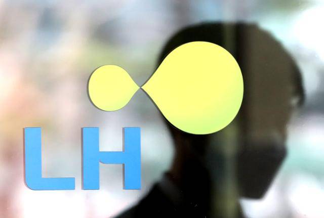 14일 경기 분당구 한국토지주택공사(LH) 경기지역본부에서 직원들이 이동하고 있다. 뉴스1