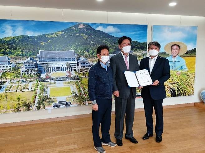 경북도개발공사 양정배(59) 신임 전무이사가 지난 15일 취임과 함께 본격적인 업무에 들어갔다. (사진은 왼쪽부터 이철우 지사, 양정배 전문이사, 이재혁 개발공사 사장=경북개발공사 제공)&nbsp;