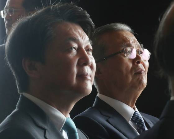 김종인 국민의힘 비상대책위원장(오른쪽)과 안철수 국민의당 대표. 2017.11.2/사진제공=뉴스1