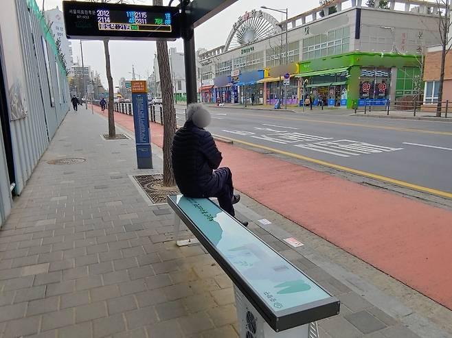 서울 중랑구는 구민들이 따뜻하게 버스를 기다릴 수 있도록 오는 3월말까지 시내버스 정류장 70개소에 온열의자 ‘중랑 엉뜨랑’을 설치한다고 밝혔다. / 사진제공=중랑구