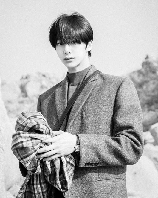 Group Monstarrrr X member Hyungwon opened-up the SNS account and started to communicate more closely with fans.On the 15th, Hyungwon posted an article and a photo called camera photo on his instagram.Uploading this photo, Hyung-won started his personal SNS. The first photo is a picture of Hyung-won, full of handsomeness.The photo of Hyung-won is full of emotion, from the first photo with faint eyes to the one with unique sensibility in black and white.On the other hand, Monstarrrr X, which is a member of the brother, is currently meeting with fans through various activities.